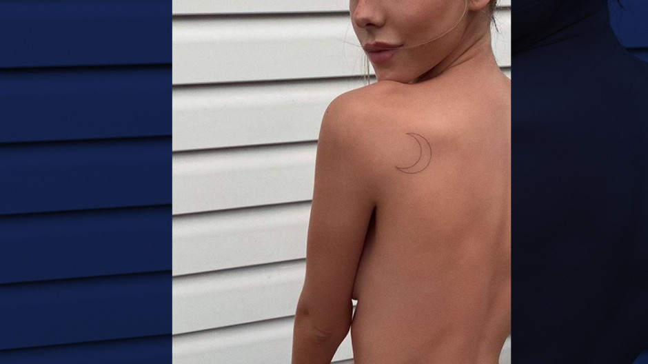 Ester Expósito enciende las redes sociales al posar en topless presumiendo su tatuaje