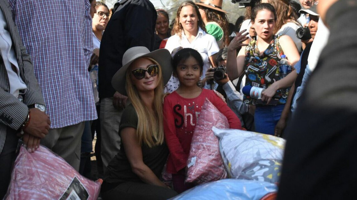 Paris Hilton visita damnificados en Xochimilco