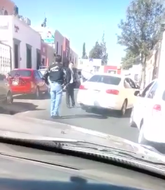 Captan en video cuando supuesto escolta balea a taxista