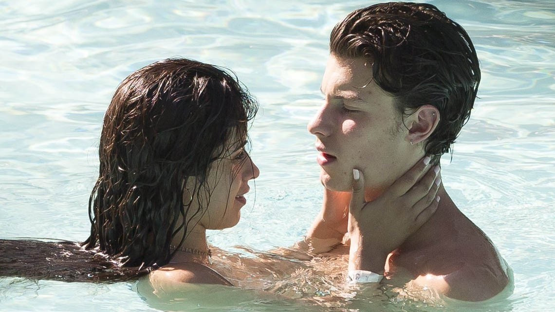 Shawn Mendes y Camila Cabello muy acaramelados en Miami