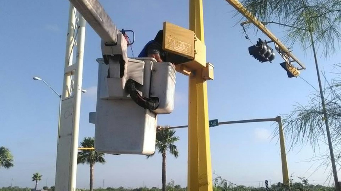 Reparan semáforo en boulevard Colosio