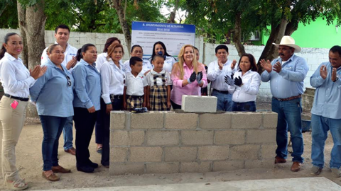 Inician construcción de sanitario y plaza cívica en escuelas de Altamira