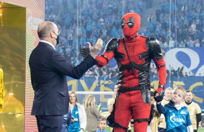 Se disfraza de Deadpool para recoger su medalla de campeón