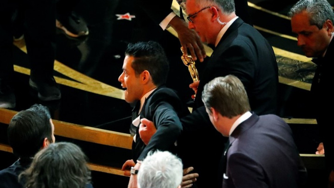  Rami Malek se cae al terminar la ceremonia de los Oscar 