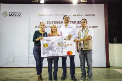 Encabezó Alcalde Carlos Peña Ortiz segunda entrega de Becas Rita Cetina este lunes