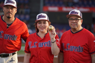 Alcaldesa lanza la primera bola en juego conmemorativo por el 177 Aniversario de Nuevo Laredo