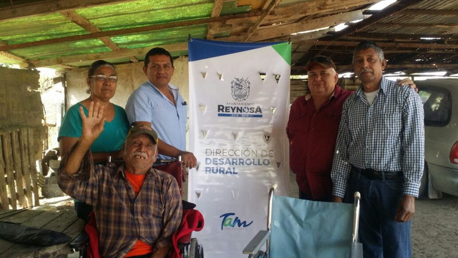Donan a pobladores de ejidos sillas de ruedas