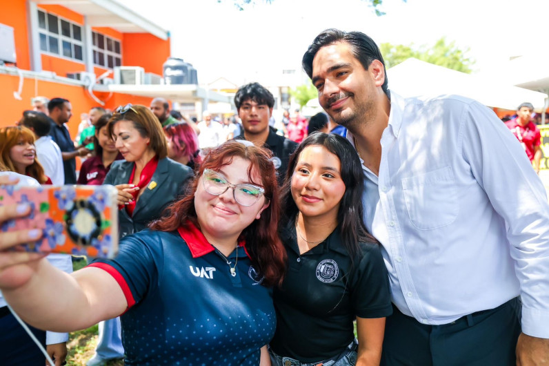 Mantiene Carlos Peña Ortiz contacto con la comunidad universitaria