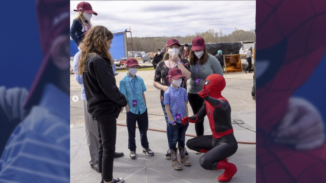 Tom Holland pasa el día con niño que salvó a su hermana de un perro