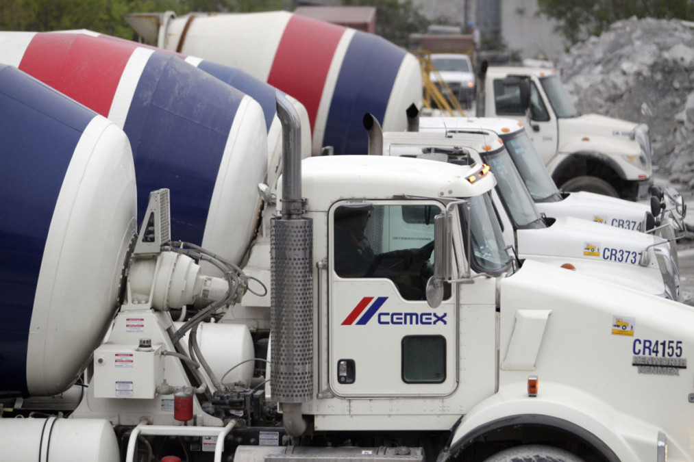 Cemex vuelve a afirmar que no proveerá material para muro de Trump