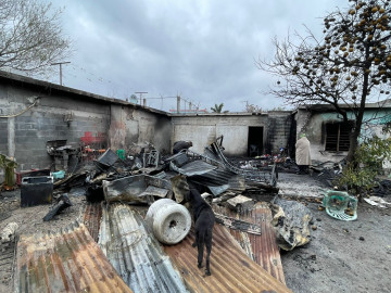 Familia pide apoyo tras perder su hogar en incendio