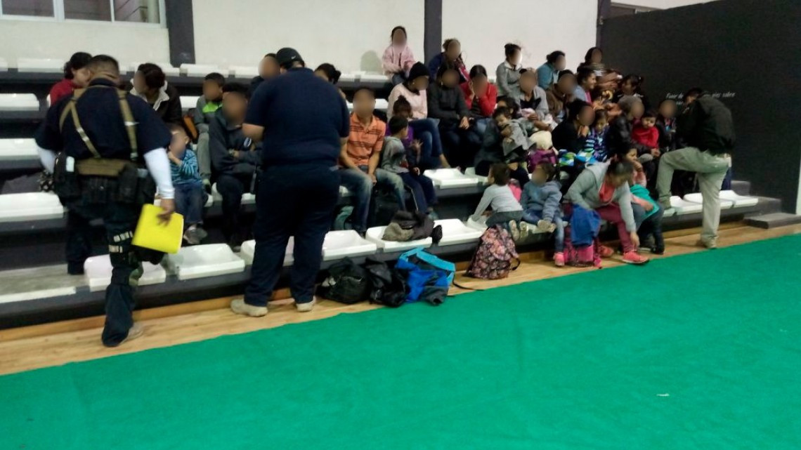 Localizan casas de seguridad con migrantes