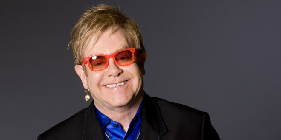 Elton John se recupera favorablemente