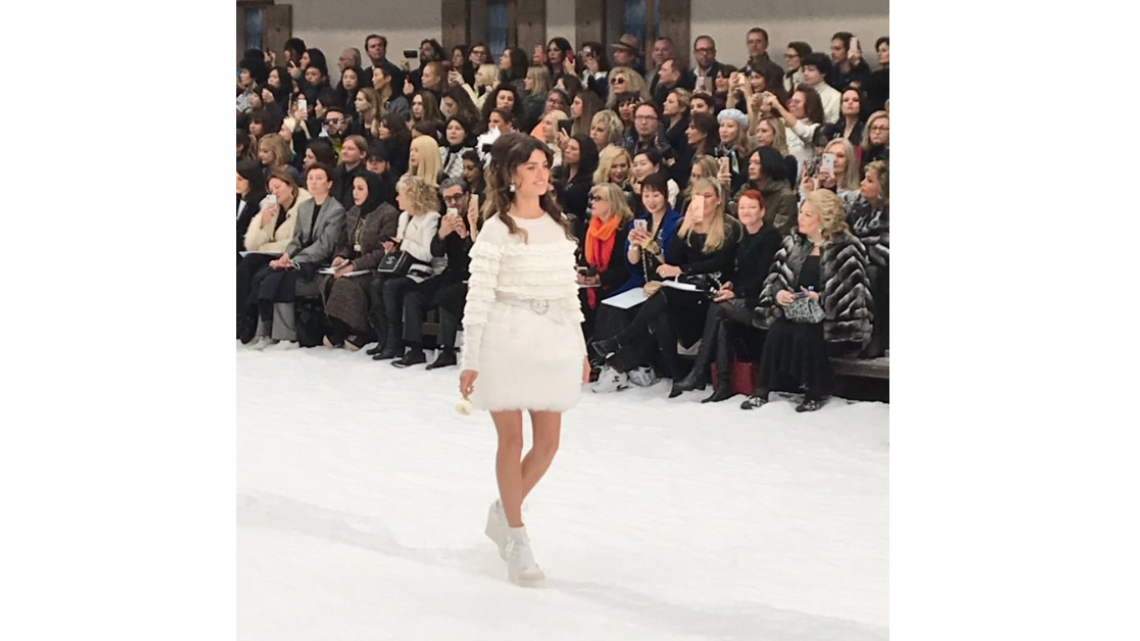 Chanel rinde homenaje a Karl Lagerfeld en su desfile