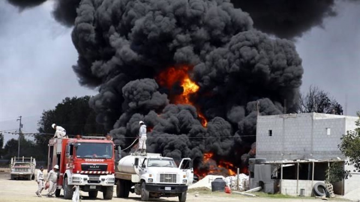 Continúa incendio en ducto de Pemex en Puebla