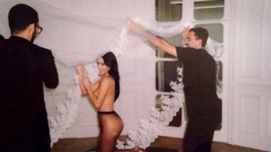 Kim Kardashian posa en topless