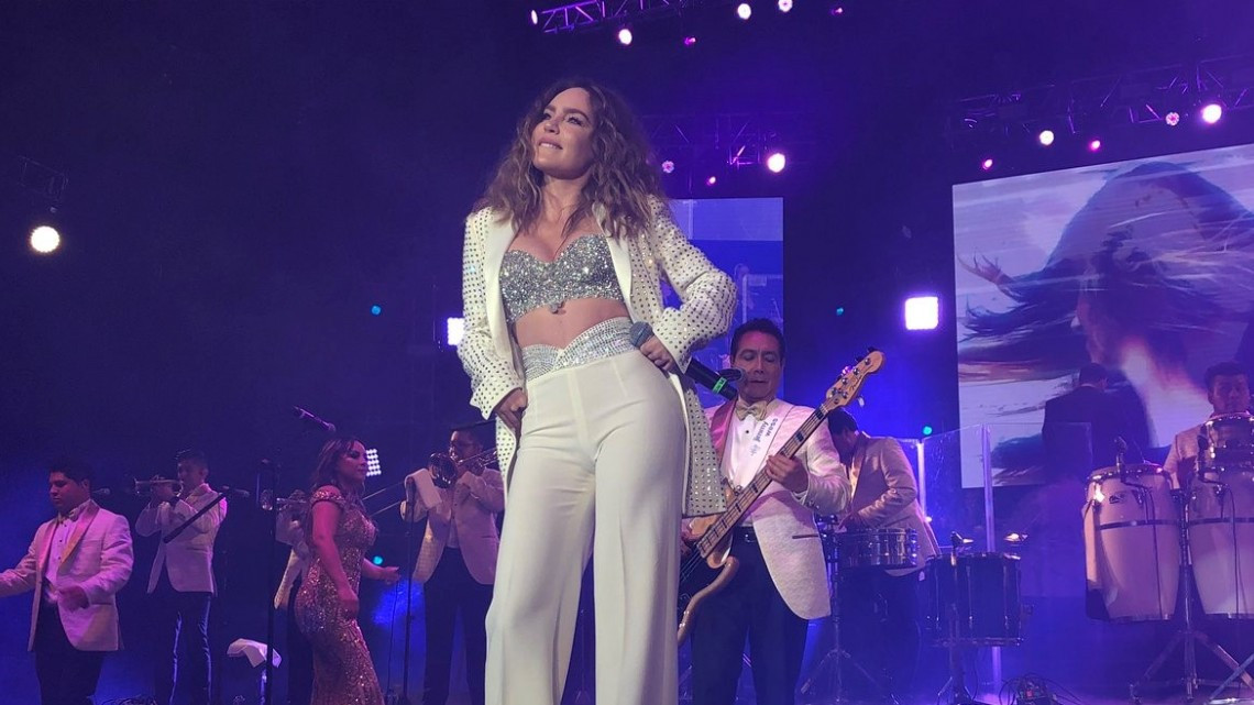 Belinda en el escenario junto a Los Ángeles Azules 