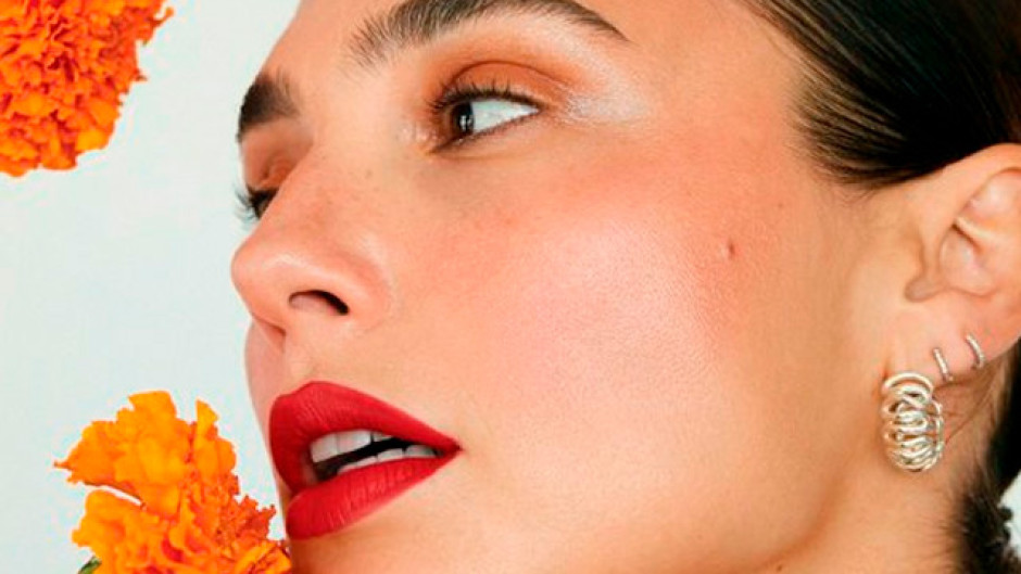 Gal Gadot en sesión fotográfica con flores de cempasúchil 