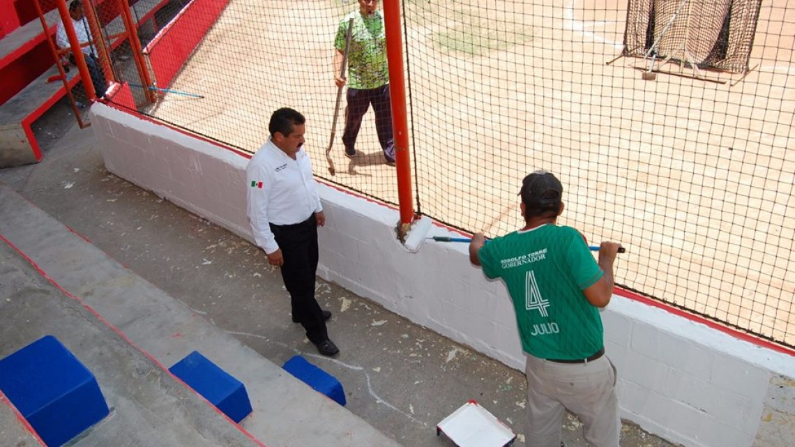 Supervisan mantenimiento de parque de béisbol de liga pequeña