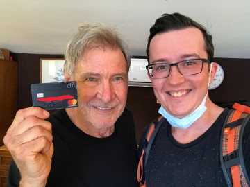 Turista se encuentra tarjeta de crédito tirada ¡Perteneciente a Harrison Ford!