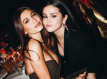 Selena Gomez y Hailey Bieber posan juntas y muy sonrientes 