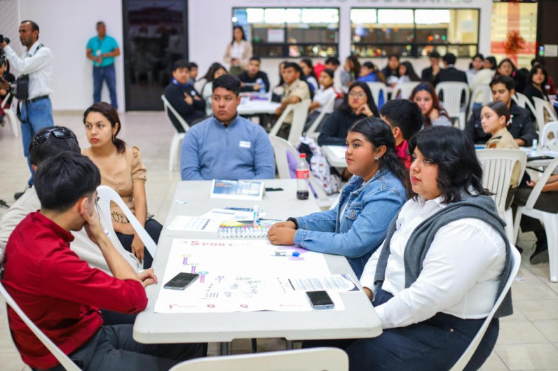 Hay oportunidades dice Alcalde Carlos Peña Ortiz a jóvenes de Maratón Emprende y Transforma 