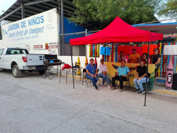 Padres cierran kinder en apoyo a maestra