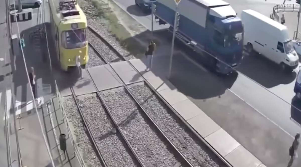 Arrolla tren a mujer distraída con celular 