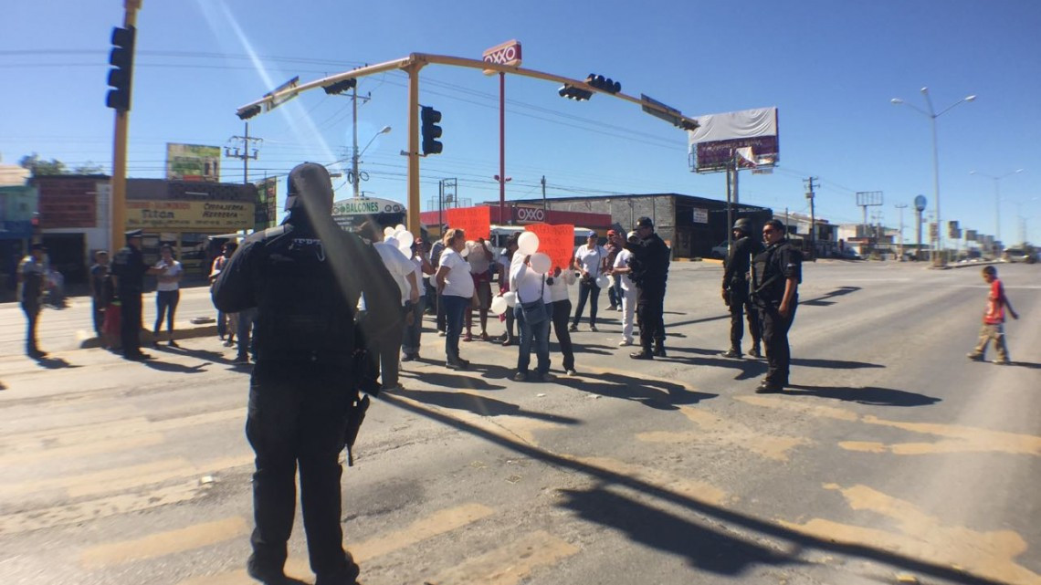 Bloquean avenida y exigen que vuelva la paz