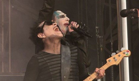 Bajista de Marilyn Manson cae en coma tras accidente