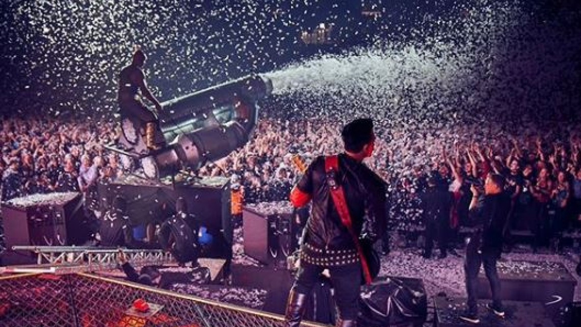 Integrantes de Rammstein se besan durante concierto en Rusia