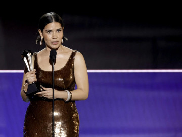 America Ferrera recibe el premio  SeeHer en los Critics 2024
