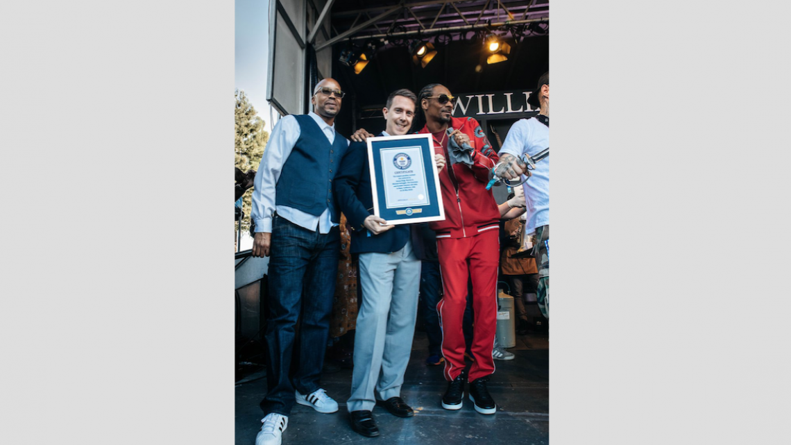 Snoop Dogg impone récord Guinness con bebida gigante