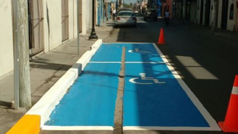 Pintan espacios para personas con capacidades diferentes 