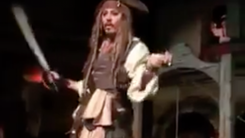 Johnny Deep se disfraza en Disneylandia