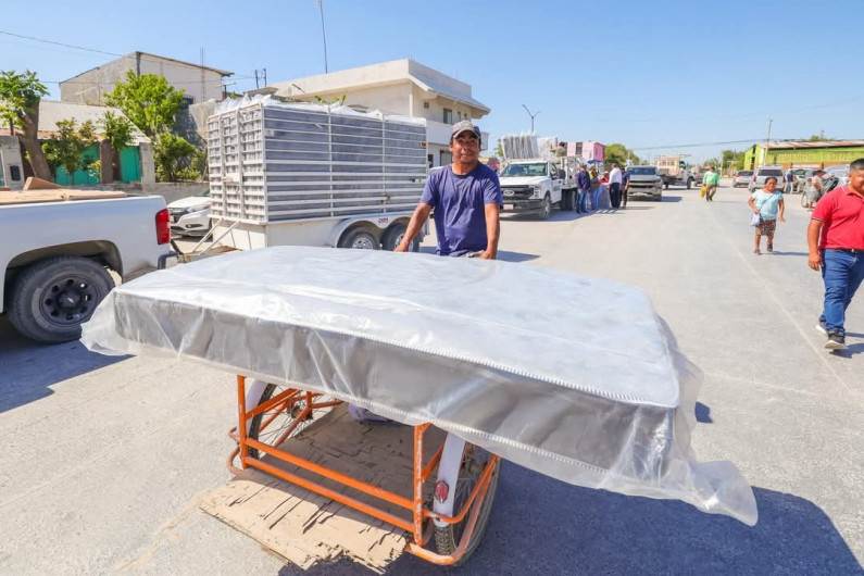 Entregó Carlos Peña Ortiz apoyos a familias de la Ernesto Zedillo