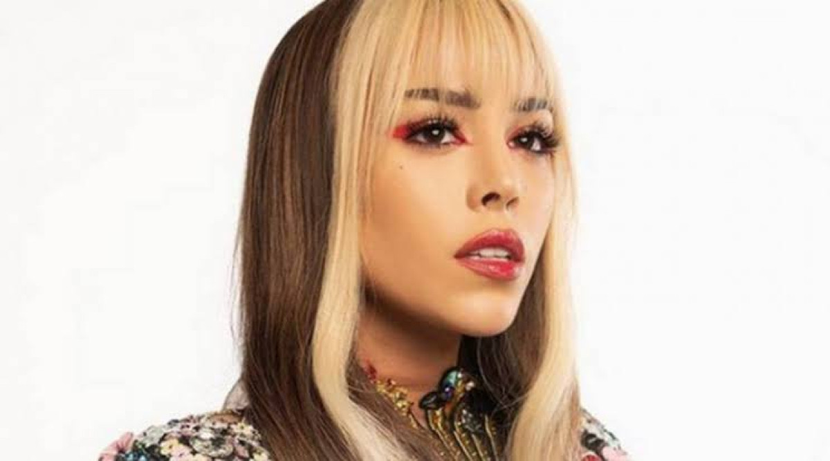 Danna Paola reaparece usando mascarilla de oxígeno