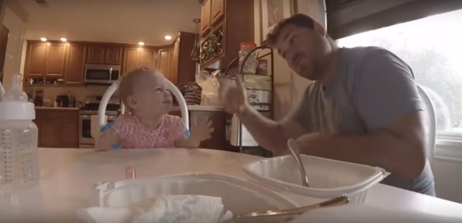 La discapacidad de su hija no le impide cantarle