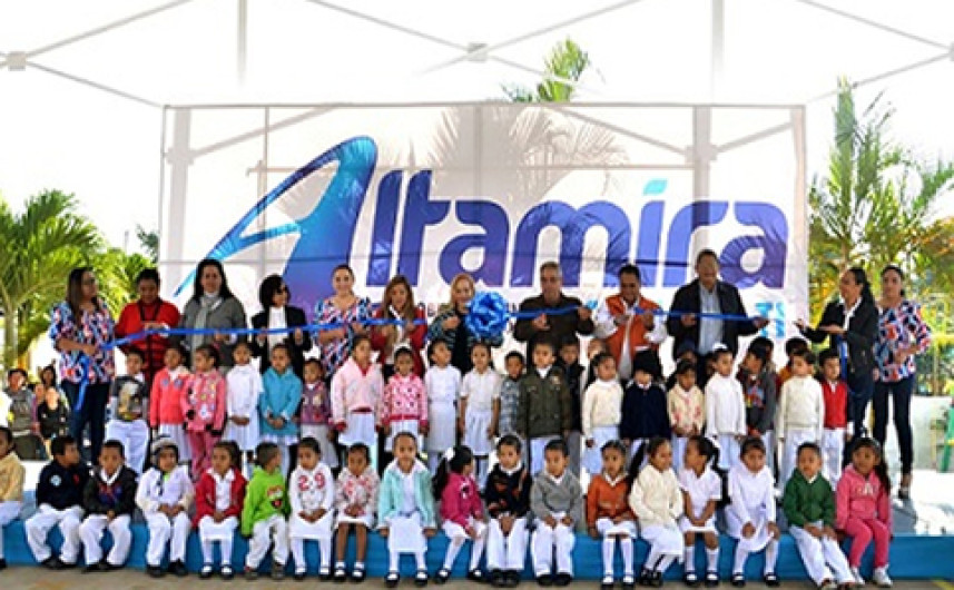 Alma Laura Ampará inaugura techo metálico jardin de niños