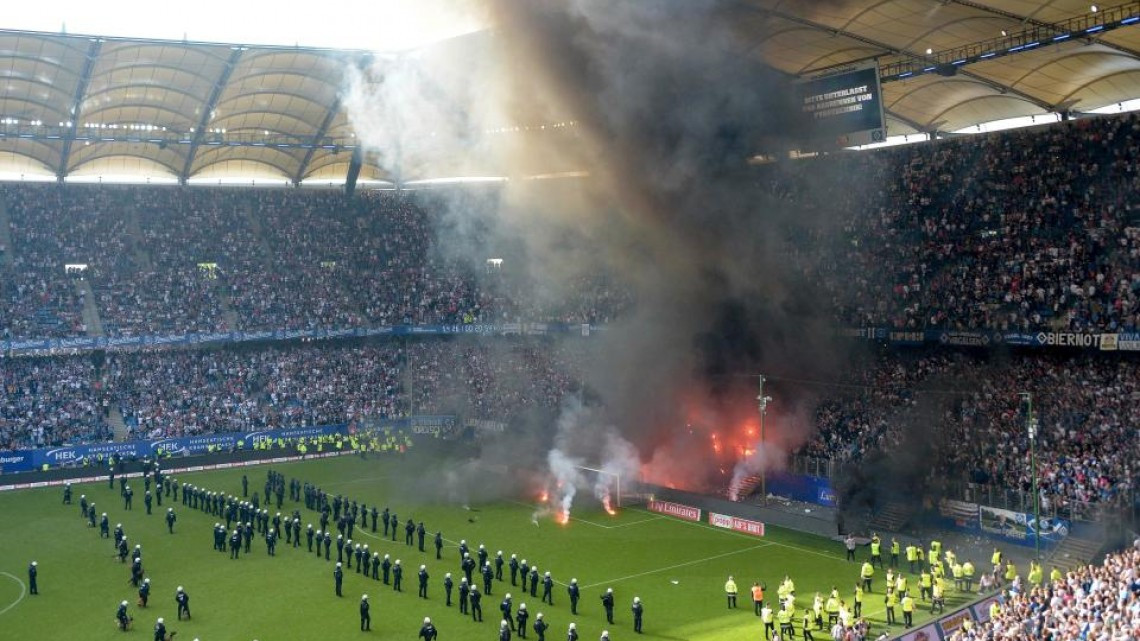 #Galería El Hamburgo desciende y sus ultas generan caos en la tribuna