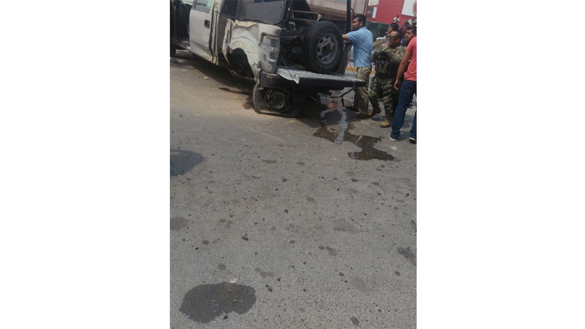 Vuelca camioneta de marinos en Río Bravo