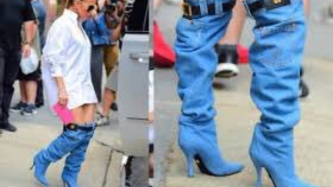 El efecto óptico de las botas de Jennifer Lopez