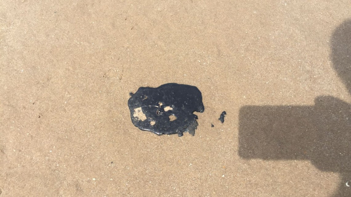 Investiga Coepris derrame de chapopote en la playa Bagdad 