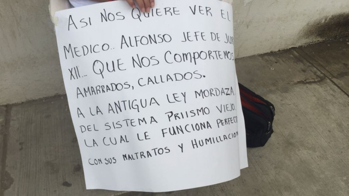 Peculiar protesta de empleada contra el jefe de la jurisdicción número 12