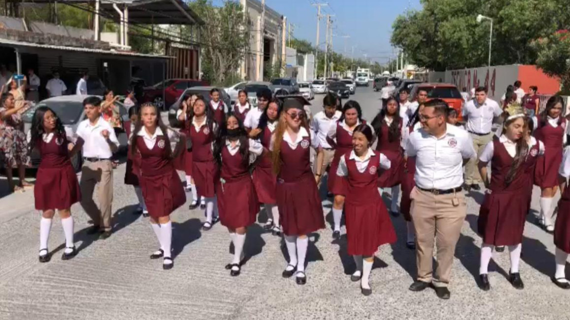 Alumnos de secundaria ETI 44 celebran su graduación en la calle