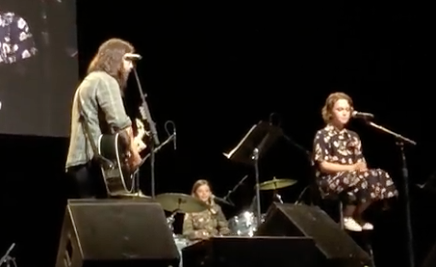 Dave Grohl e hija comparten escenario