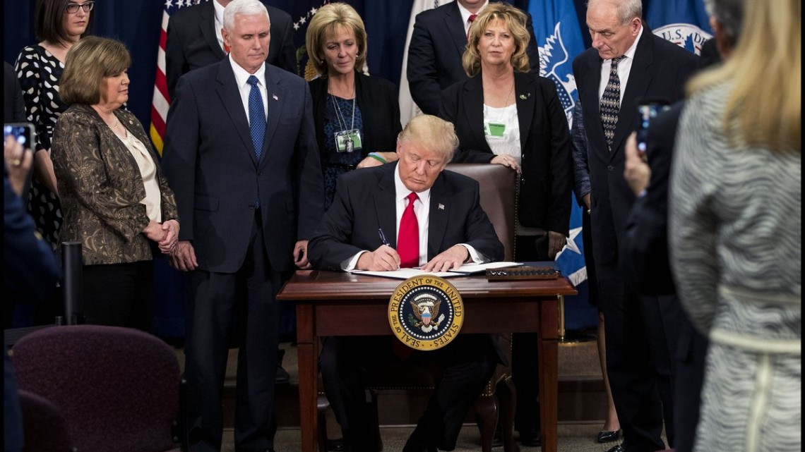 Trump firma orden para construir el muro