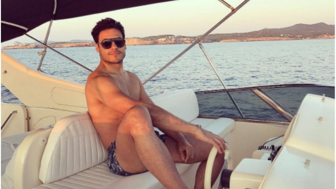 Carlos Rivera enciende redes sociales con atrevida foto