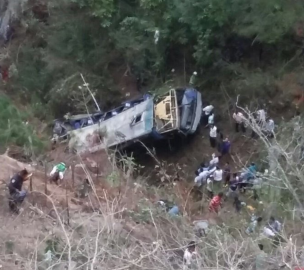 Mueren al menos 17 personas tras caer un autobús en un barranco en chiapas