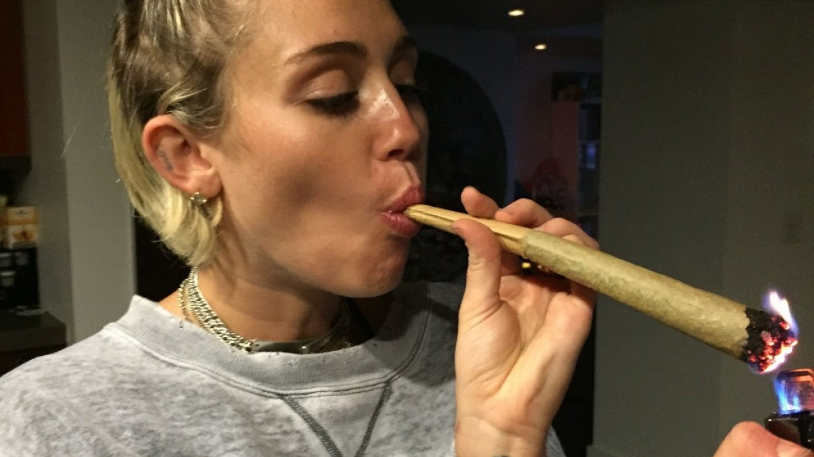 Publican fotos intimas de Cyrus, Stewart y Maxwell